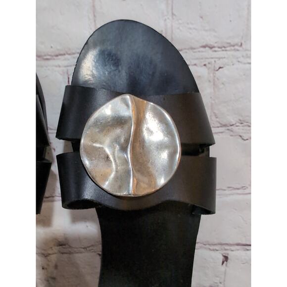 Vince Camuto Black Leather Handmade in Greece Sandals Silver Medallion Sz 9/40 - Picture 4 of 9